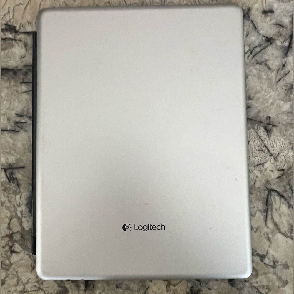 Logitech Ultrathin Keyboard Cover - Picture 4 of 10